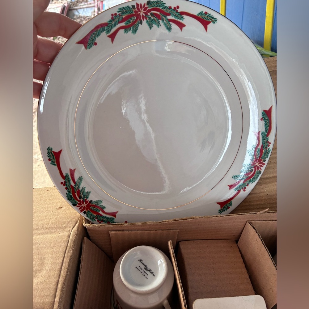 1980 vintage "Poinsettia & Ribbons" 16-piece dinnerware